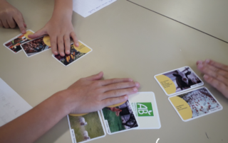 Eleves en classe, jeu de cartes, animation Champions de l’alimentation durable et de la biodiversité de Landestini