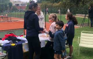 Tennis club de Paris, stand avec des enfants