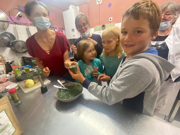 Enfants participant à un atelier cuisine autour de la spiruline
