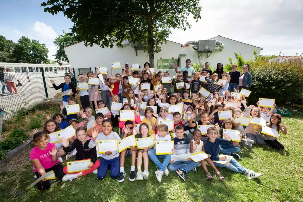Groupe d'enfants heureux tenant leurs diplômes pour la Coupe de France de potager