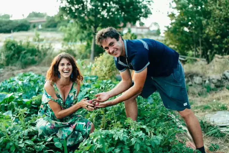 Fanny Agostini et Henri Landes dans leur potager en Haute-Loire