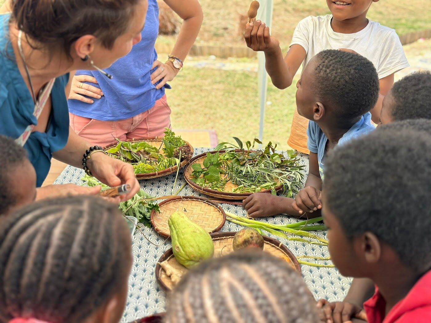 Des enfants autour de légumes récoltés au potager